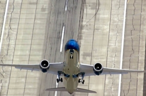 Невероятный взлет «Боинга-787» засняли на камеру (ВИДЕО)