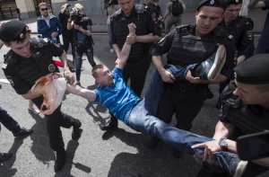 Лидера ЛГБТ-сообщества Москвы оштрафовали за проведение гей-парада