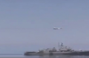 Су-24 снова пролетел над американским эсминцем (ВИДЕО)