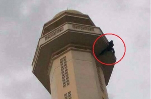 «Покоритель»минарета в Малайзии сорвался с 20-метровой высоты (ВИДЕО)