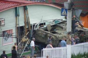 В Луганске танк ополченцев врезался в пивную: есть жертвы