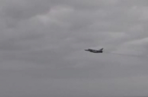 ВМС США опубликовали видео полета Су-24 над эсминцем Ross в Черном море (ВИДЕО)