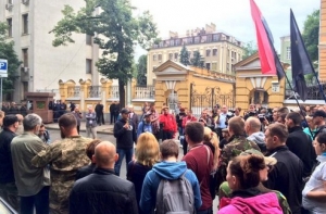 «Правый сектор» начал пикетировать администрацию Порошенко в Киеве (ФОТО)