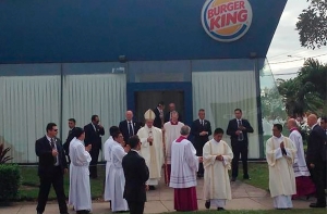 Папа Римский переоделся перед мессой в Burger King (ФОТО)