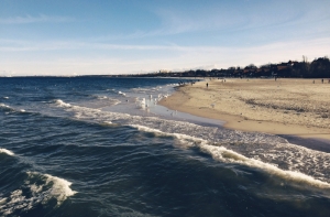 Спасатели нашли на берегу моря тело утонувшего мужчины