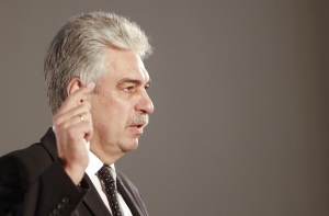 Глава Минфина Австрии: Еврогруппа продолжает протягивать руку Греции