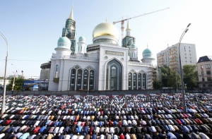 Более 160 тысяч мусульман отметили Ураза-байрам в Москве (ФОТО)
