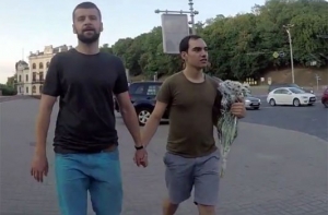В Киеве повторили эксперимент с держащимися за руку геями (ВИДЕО)