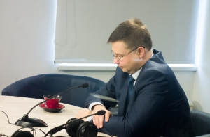 Домбровскис: страны еврозоны готовы обсуждать условия греческого долга