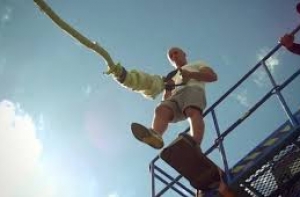 Самый экстремальный прыжок с высоты сняли на видео
