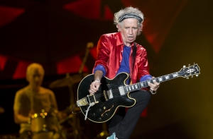 Гитарист The Rolling Stones признался в пристрастии к «утреннему косячку»