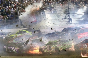 В Америке на гонках NASCAR автомобиль взорвался в воздухе (ФОТО,ВИДЕО)