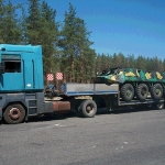 Украинец на грузовике попытался вывезти бронетранспортер из Счастья