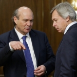 В Крыму французский парламентарий купил футболку с оскорблением Обамы