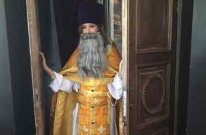 Фото Собчак в одежде священника проверяют на экстремизм