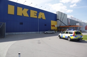 После убийств в IKEA в Швеции усилят надзор за беженцами