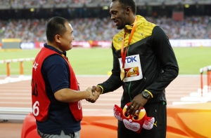 Усэйн Болт помирился со сбившим его телеоператором (ВИДЕО)
