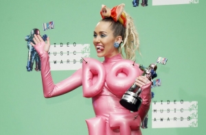 Певица Майли Сайрус шокировала нарядами на MTV Video Music Awards (ФОТО)