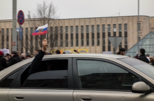 Суд оправдал испортившего российский флаг пикетчика