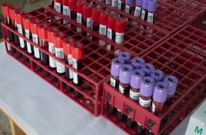 Центр доноров: ради денег регионы сдают кровь семьями (АУДИО)