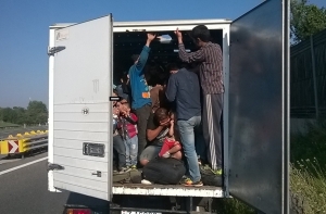 В Австрии в грузовике нашли 50 мертвых беженцев