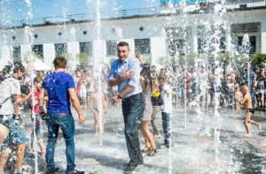Виталий Кличко освежился в киевском фонтане (ФОТО, ВИДЕО)