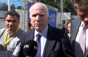 Маккейн в Риге: центр НАТО поможет в борьбе с пропагандой Путина (ВИДЕО)