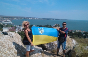 В Крыму полиция задержала троих граждан за снимок с флагом Украины (ФОТО)