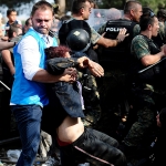 Беженцы штурмуют границу Греции и Македонии (ФОТО)