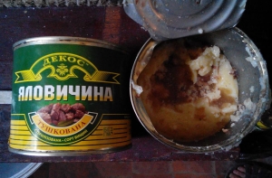Украинские военные показали, какой тушенкой их кормят в армии (ФОТО)