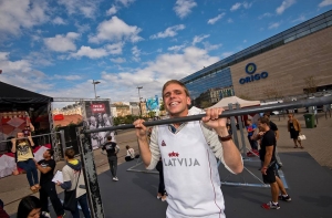 Жители Латвии подтянулись на турнике 96 030 раз (ВИДЕО)