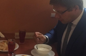 Рижская дума будет бесплатно кормить школьников до 9 класса (АУДИО)