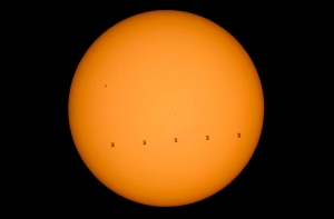 NASA показало МКС на фоне Солнца (ФОТО)