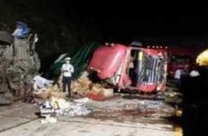 В Китае автобус перевернулся из-за пролитого вина: погибли 12 человек