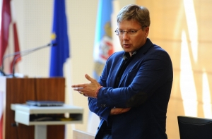 Ушаков: жалуйтесь в полицию на идиотов, портящих стадионы