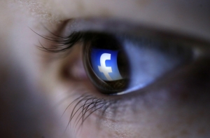 Ученые: Facebook делает женщин несчастными