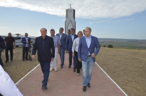 Путин и Берлускони встретились в Крыму на итальянском кладбище