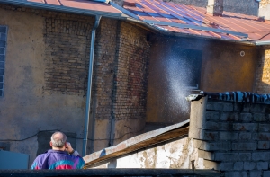 Два человека отравились дымом в результате пожаров