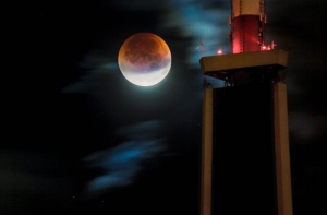 Жители Латвии ночью увидели в небе «кровавую луну» (ФОТО)