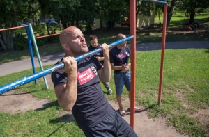 День силы: Дзелзитис и Траубергс носят Саманту Тину на руках