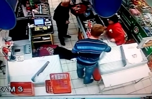 Мужчина отправил пенсионерку в нокаут в магазине (ВИДЕО)