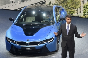 Глава BMW упал в обморок на открытии автосалона во Франкфурте (ФОТО,ВИДЕО)