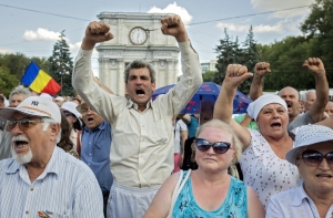 Протестующие в Молдавии сняли требование об отставке президента