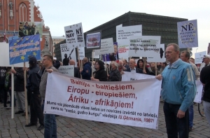 В шествии против «навязанных беженцев» приняли участие более 500 человек (ВИДЕО)