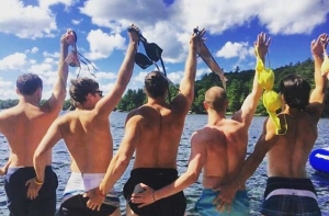 Пародирующие женские селфи мужчины стали звездами Instagram (ФОТО)