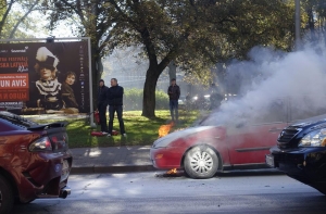 В центре Риги загорелась машина (ФОТО, ВИДЕО)