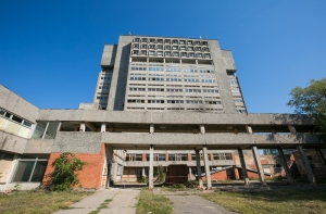 По крыше «Радиотехники» разгуливают подростки