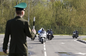 Белорусские пограничники задержали около 200 украинцев с оружием и битами