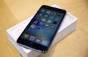 iPhone 6s оставили на улице для проверки честности граждан (ВИДЕО)