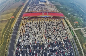 Фото гигантской автомобильной пробки в Пекине «взорвали» интернет (ВИДЕО)